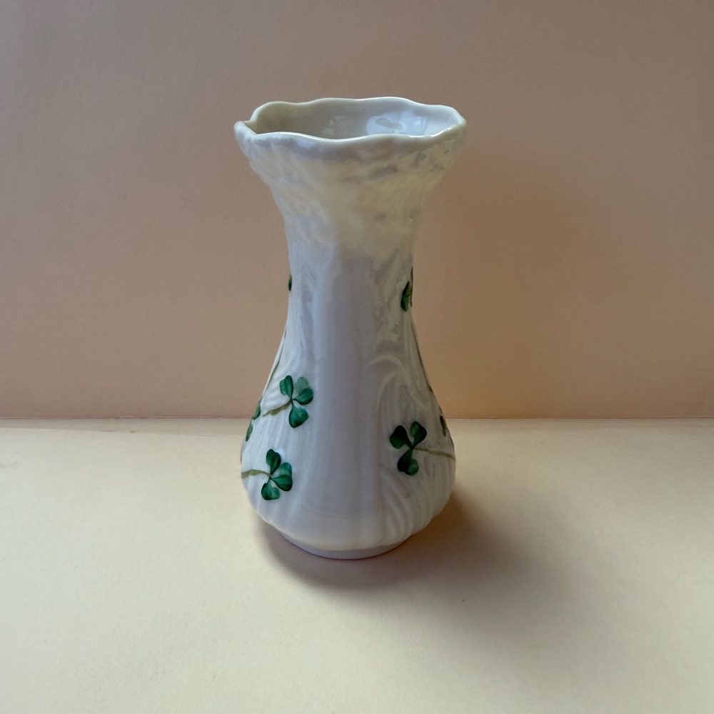 Belleek Classic Daisy Toy Spill Vase with Green Clover Design. - Picture 2 of 10